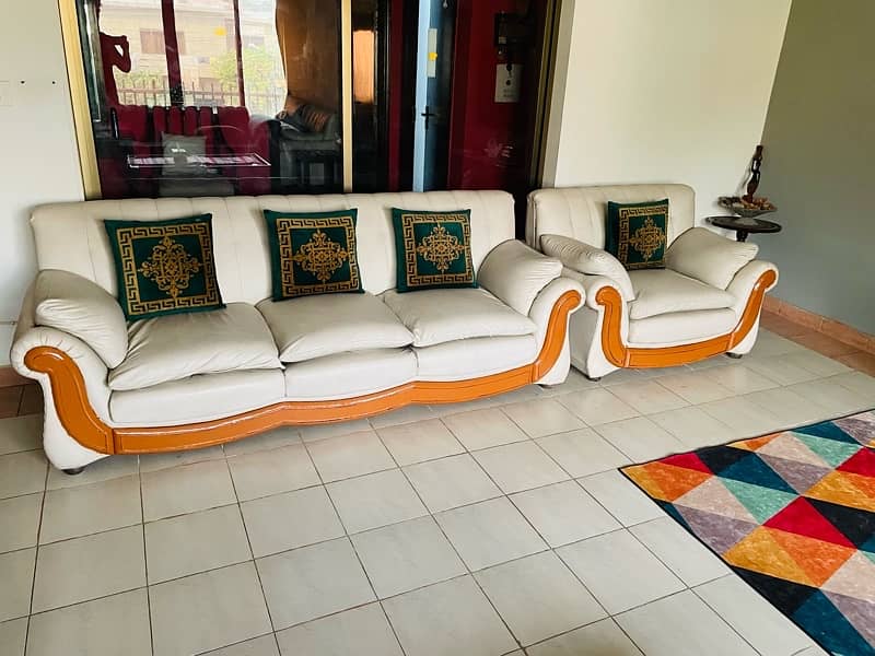 3 seater sofa in a reasonable condition 0