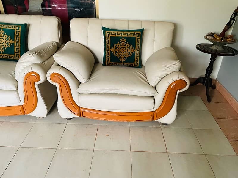 3 seater sofa in a reasonable condition 2