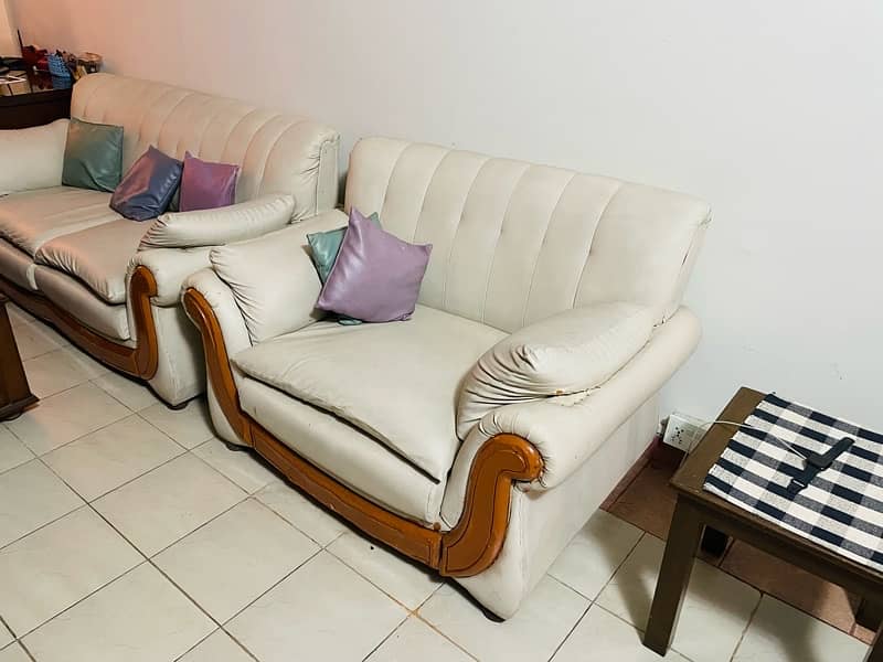 3 seater sofa in a reasonable condition 3