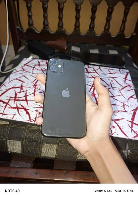 Iphone 11 jv | 95% battery health | Case and charger free 4