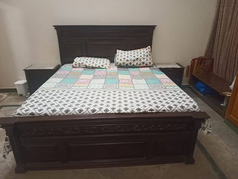 King size bed with side tables and dressing table 0