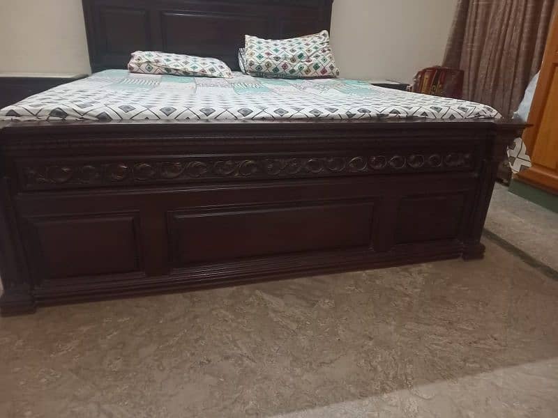 King size bed with side tables and dressing table 1