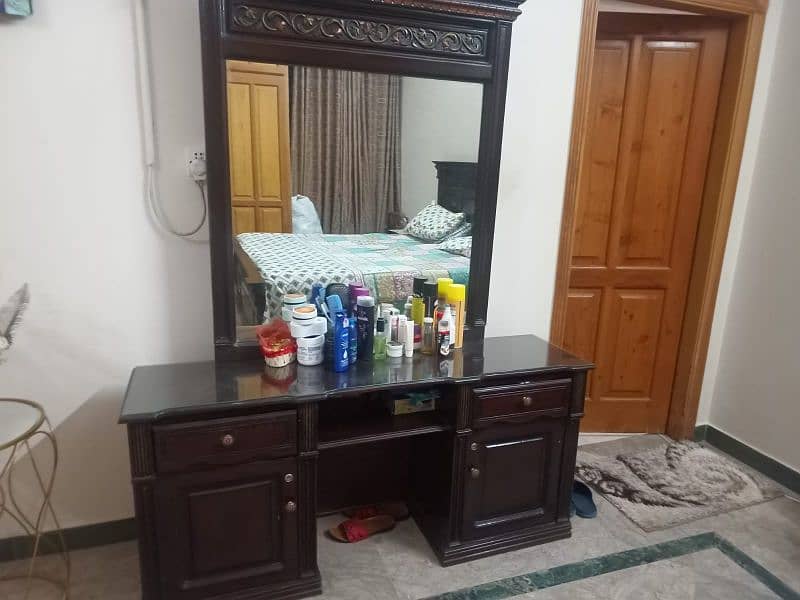 King size bed with side tables and dressing table 4