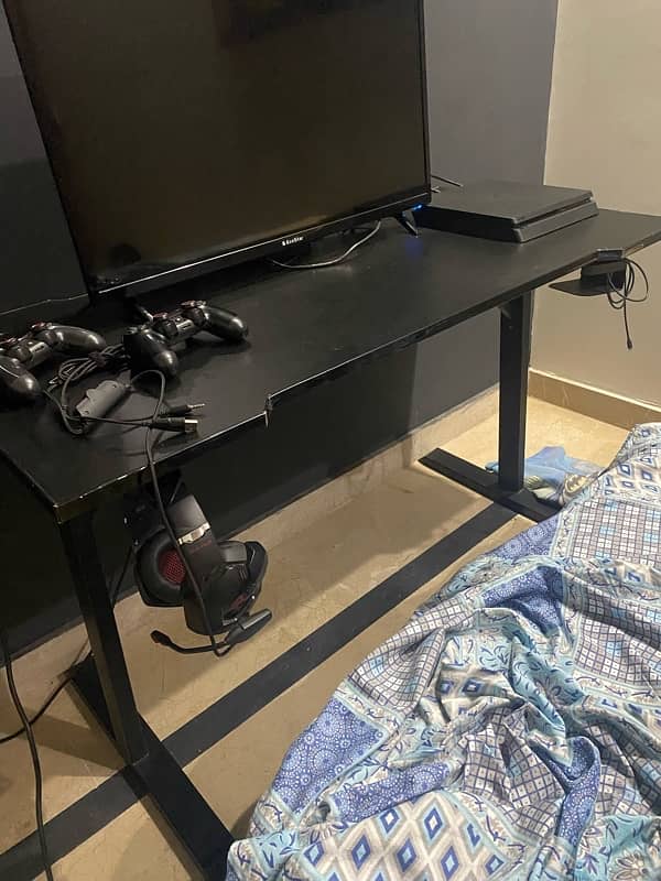 Gaming Computer Table. 1