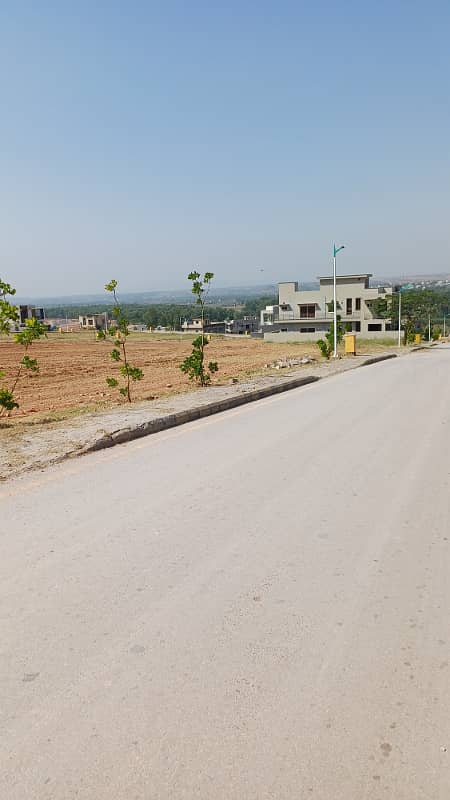 Five marla residential plot for sale in behria 8 1