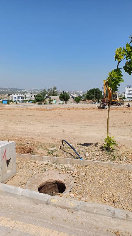 Five marla residential plot for sale in behria 8 3