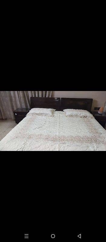 Bedsheet with 2 pillow covers 1