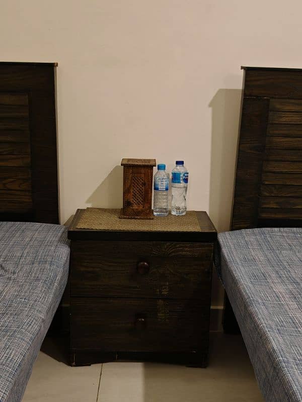 2 single beds(without mattress) 1