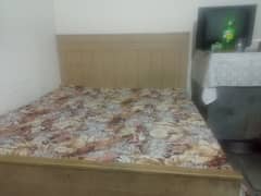 Queen sized bed with 2 side tabels