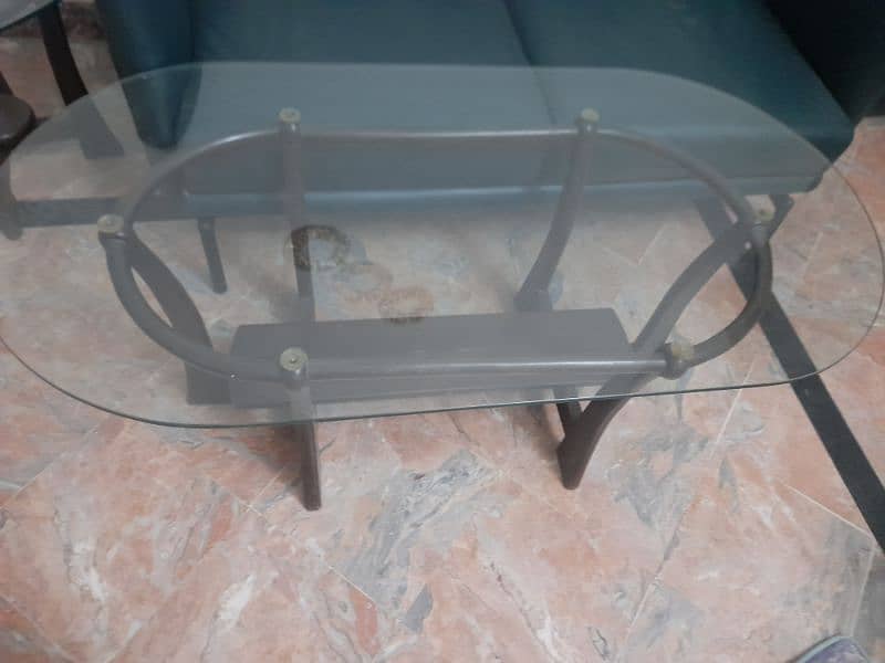 set of three tables in good condition 2