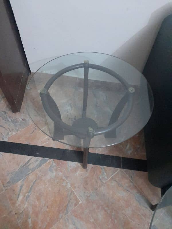 set of three tables in good condition 4