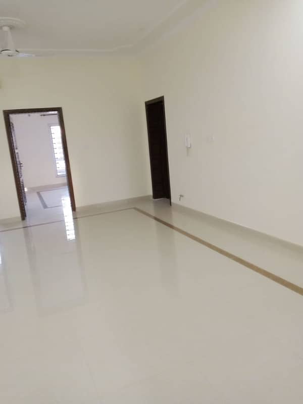 14 M CORNER HOUSE WITH BASEMENT /8 BEDROOMS ACCOUMODATION AVAILABLE FOR RENT 1