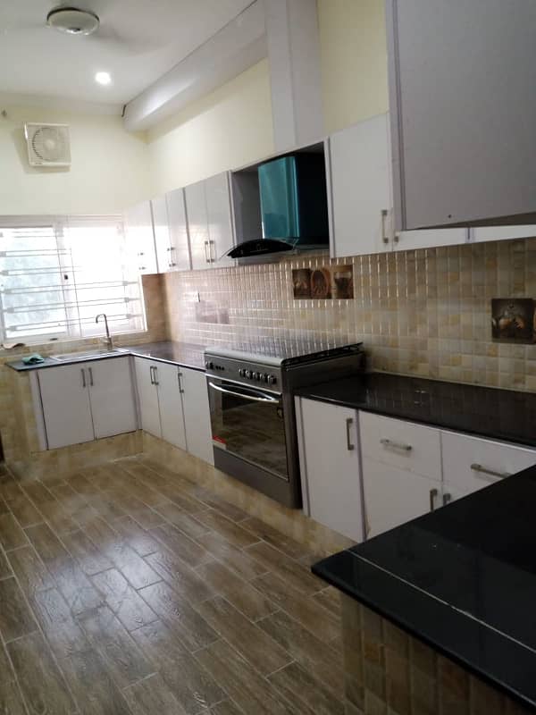 14 M CORNER HOUSE WITH BASEMENT /8 BEDROOMS ACCOUMODATION AVAILABLE FOR RENT 2