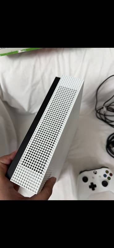 Xbox one s 1tb with box 2