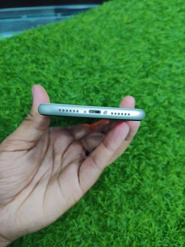 I am selling iphone 11 3