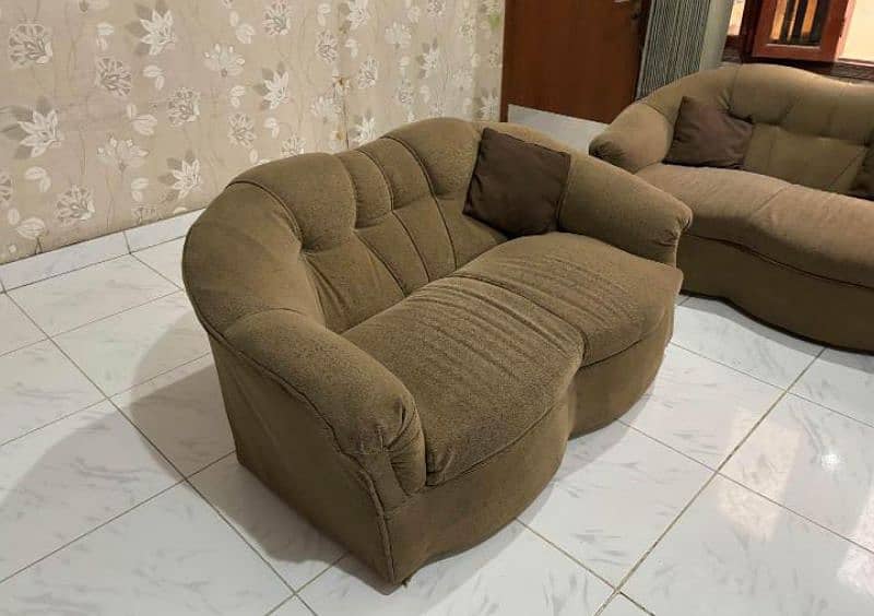 sofa set achi condition me Hy 7 cetter 2