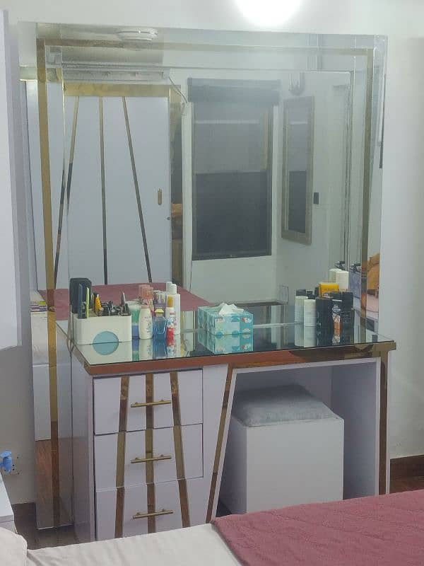 Slightly Used Dressing table 0