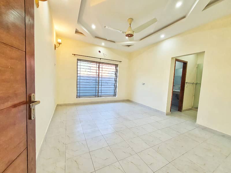 10 Marla Luxury Non Furnished Lower Portion Available For Rent In Bahria Town Lahore 14