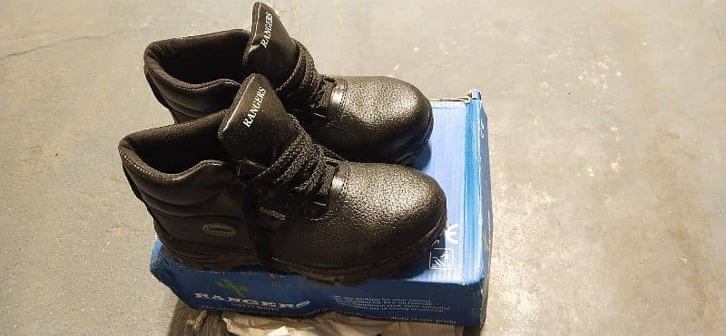 Safety Shoes Available 0