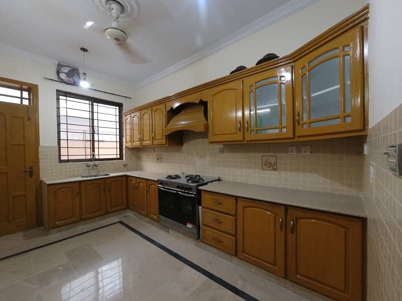 14 Marla upper portion for Rent in G13-3 6