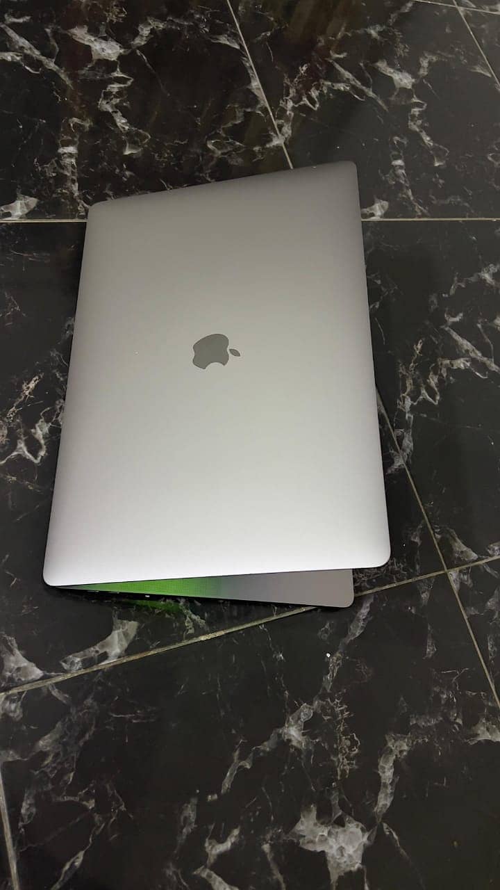 MacBook pro 2019-16"inch 3