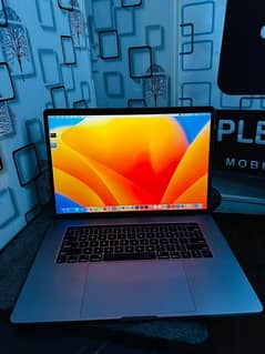 MacBook pro 2017, cor i7, 16 GB Ram, 512 GB SSD, 2 GB graphics card.