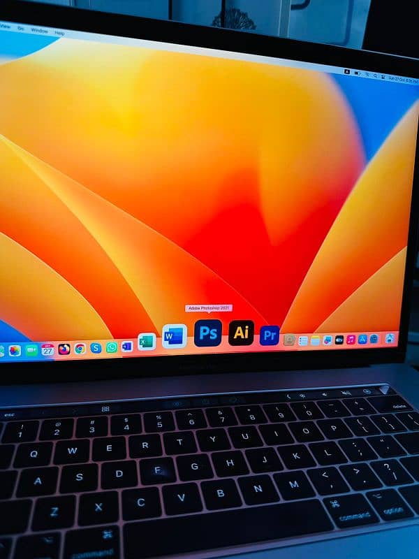 MacBook pro 2017, cor i7, 16 GB Ram, 512 GB SSD, 2 GB graphics card. 8