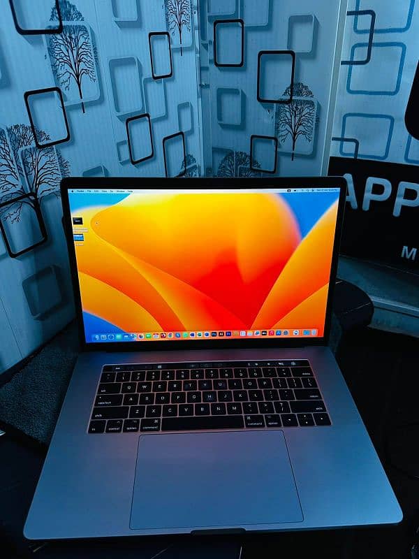 MacBook pro 2017, cor i7, 16 GB Ram, 512 GB SSD, 2 GB graphics card. 10