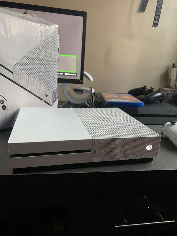 Xbox One S  1TB 1