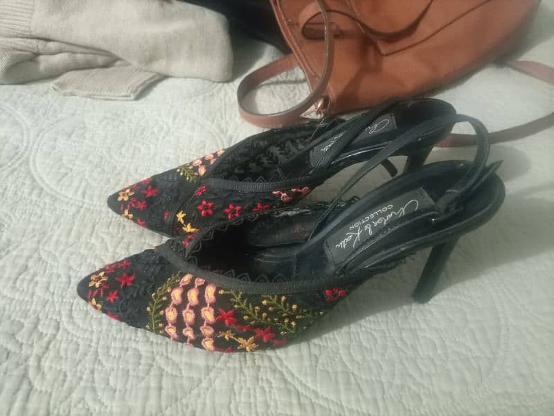 Court shoes in new condition 2