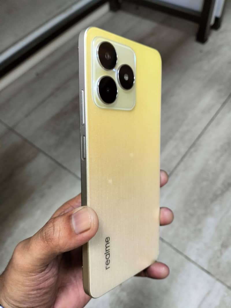 I am selling my realme C53 10/10 1