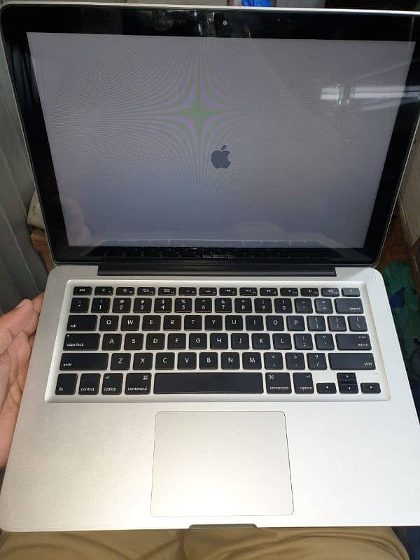 Mcbook Pro, 4/500 gb, with original chrgr, onky call 03174359182 5