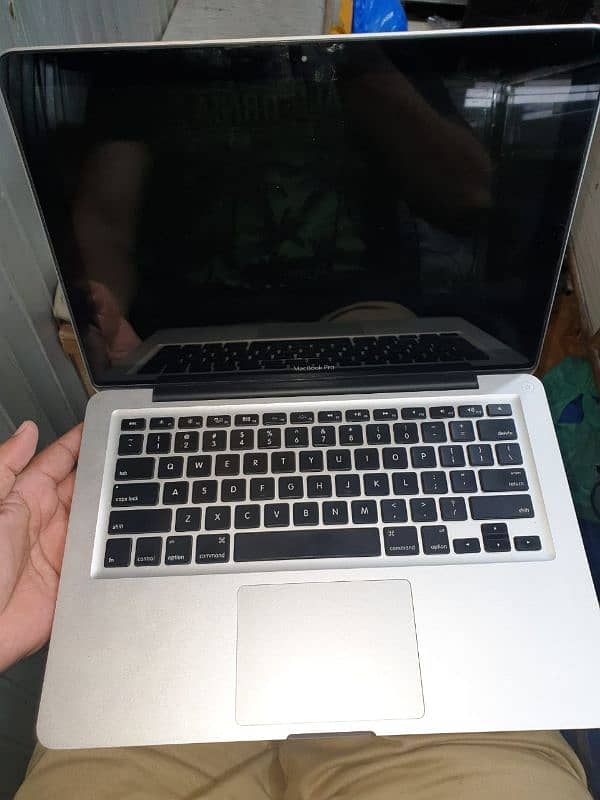 Mcbook Pro, 4/500 gb, with original chrgr, onky call 03174359182 6