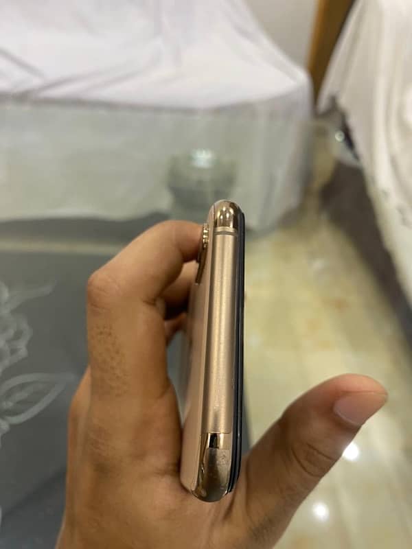 iphone xs 64 gb in golden colour 3