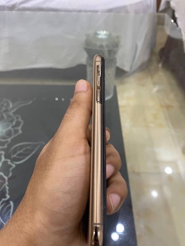 iphone xs 64 gb in golden colour 4