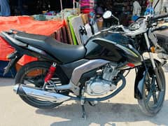 sell my new bike only 2000 km drive black colour just like zero meter