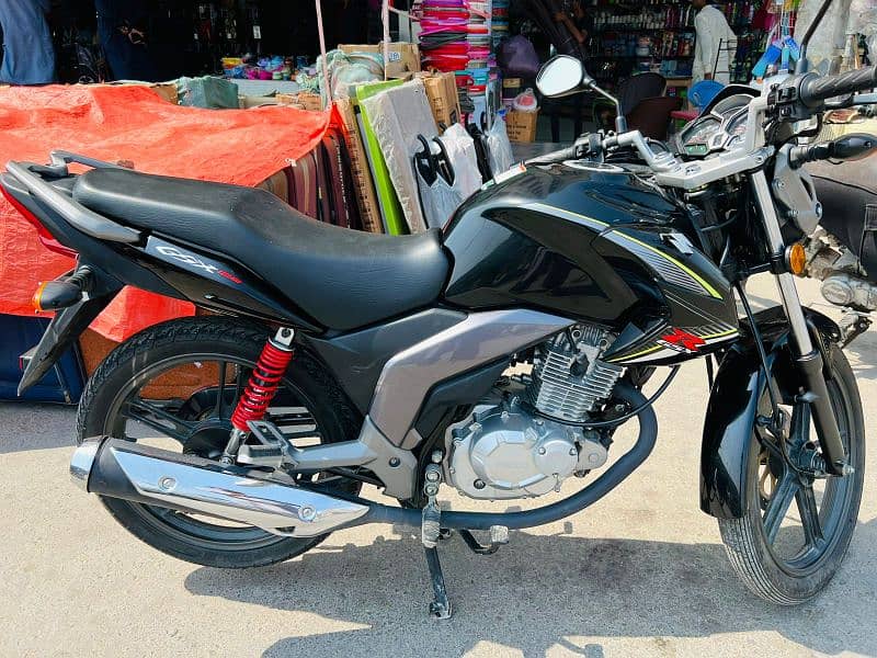 sell my new bike only 2000 km drive black colour just like zero meter 0