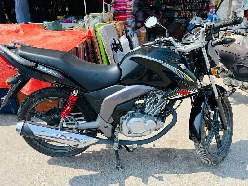 sell my new bike only 2000 km drive black colour just like zero meter 1