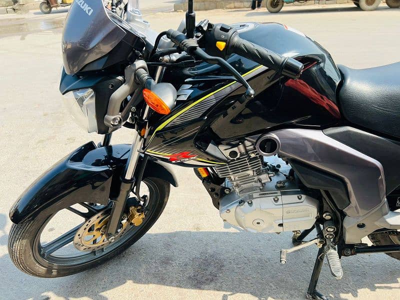 sell my new bike only 2000 km drive black colour just like zero meter 4