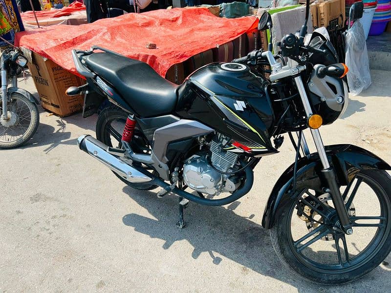 sell my new bike only 2000 km drive black colour just like zero meter 6