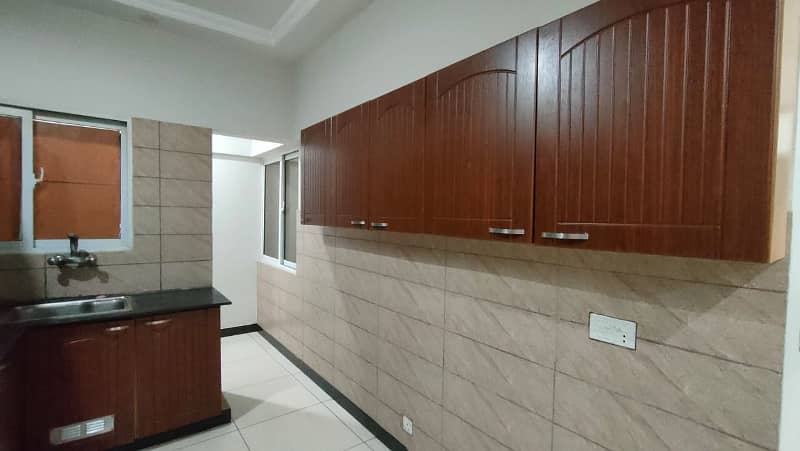 *Kings Towers* 3 Beds Drawing Dinning 3rd Floor 1550 sq. ft Corner 3