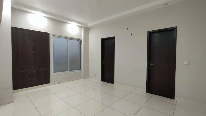 *Kings Towers* 3 Beds Drawing Dinning 3rd Floor 1550 sq. ft Corner 9