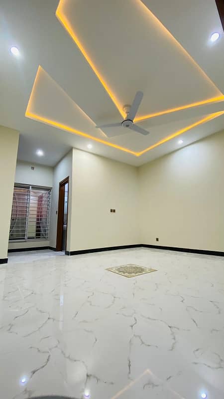 A Very Beautiful House Available For Rent 7