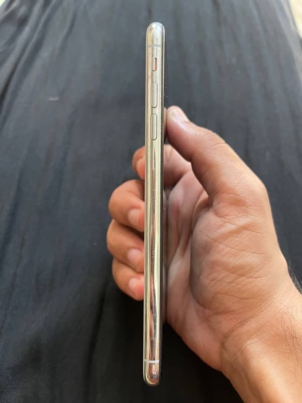 I phone Xs Max   64GB  color White 2