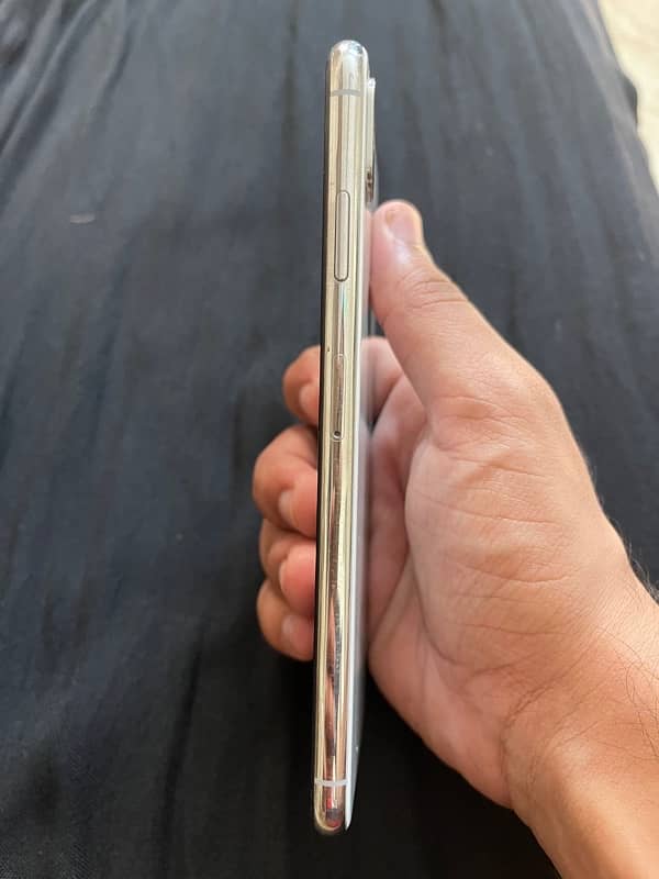 I phone Xs Max   64GB  color White 3