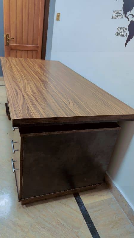 almost new like table 6 ft size, 3 drawers 1 cabinet best for office 2