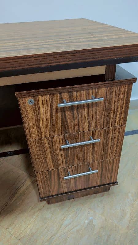 almost new like table 6 ft size, 3 drawers 1 cabinet best for office 3