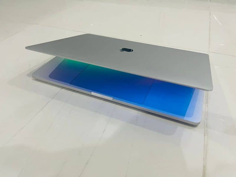 MacBook Pro 2019  16 inch  16 GB Ram 512 GB SSD Core i7 0