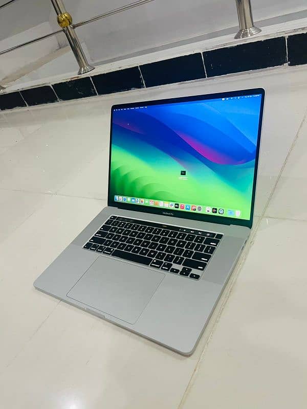 MacBook Pro 2019  16 inch  16 GB Ram 512 GB SSD Core i7 1