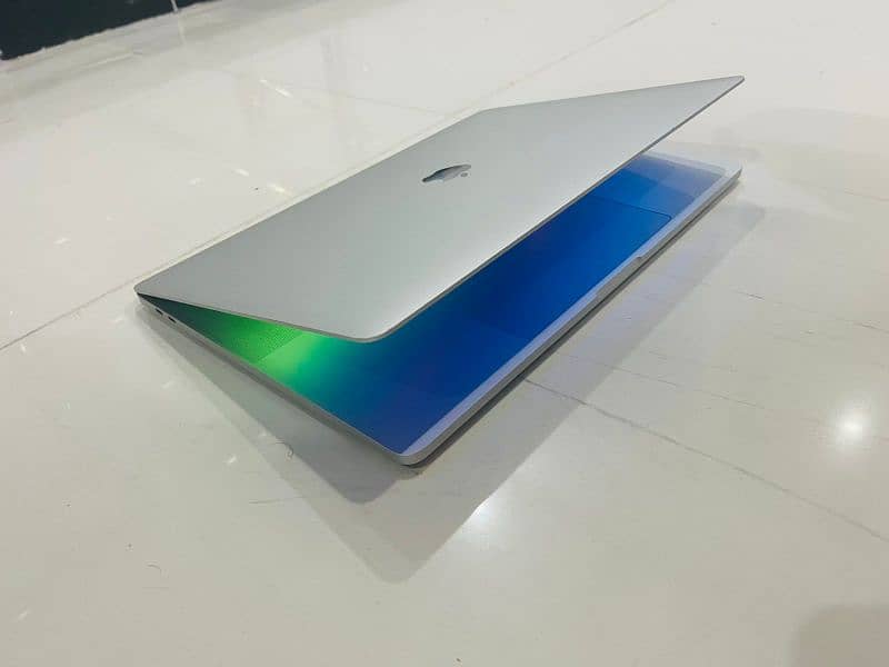 MacBook Pro 2019  16 inch  16 GB Ram 512 GB SSD Core i7 3